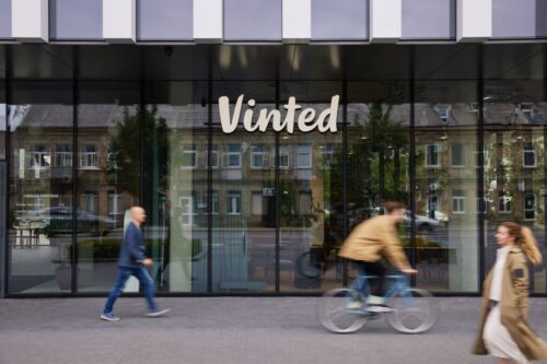 „Vinted“ įkrovimo stotelės: įtikino kolegas rinktis elektromobilį