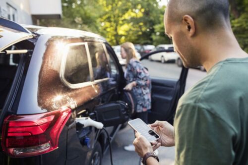 Lietuviai tiki elektromobilių ateitimi daug labiau nei estai ar latviai