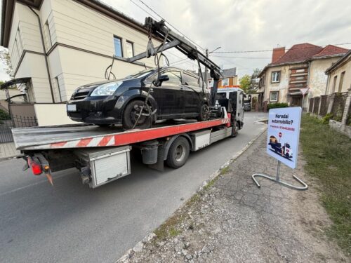 Pažeidėjų Ąžuolyne ir parko prieigose daugiau netoleruos: savaitgalį neleistinose vietose palikti automobiliai transportuoti į saugojimo aikštelę