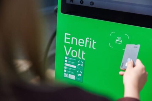 Daugiau nei 100 „Enefit“ elektromobilių įkrovimo stotelių nuo šiol galima atsiskaityti ir banko kortelėmis