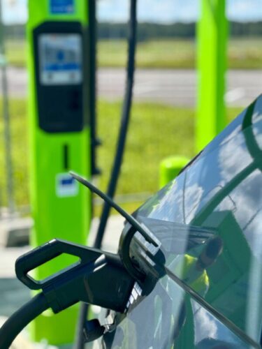 „Neste Lietuva“ atidaro naujas elektromobilių įkrovimo stoteles
