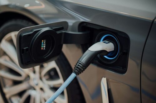 Beveik kas antras lietuvis norėtų persėsti į elektromobilį, tačiau sprendimą atitolina kelios priežastys