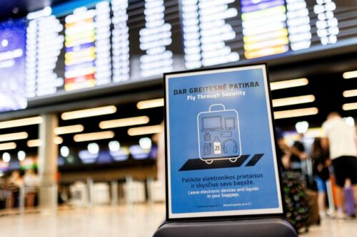 Vilniaus ir Kauno oro uostuose svarbūs pokyčiai keliautojams: aviacijos saugumo patikroje – visi daiktai ir skysčiai gali likti bagažo viduje