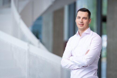 „Elektrum Lietuva“ plečia elektromobilių įkrovimo tinklą, tęsia darbą su didžiausiais degalinių tinklais