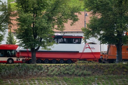 Į Vilnių atvyko antrasis elektrinis keleivinis laivas „Lašiša“ – vilniečiai galės jį išbandyti jau šį savaitgalį