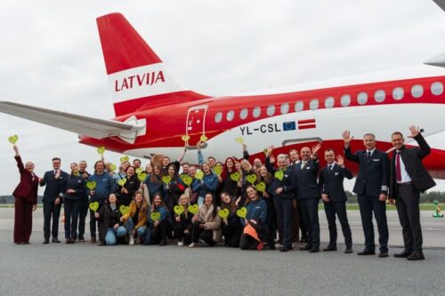 „airBaltic“ švenčia 30-metį: pirmą kartą istorijoje skrydžio metu surengtas choro pasirodymas, transliuotas per „Starlink“