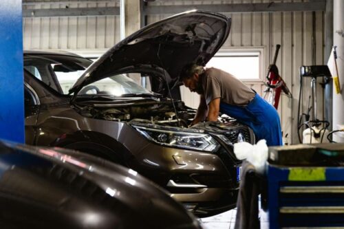 Kodėl automobilių remonto kainos skiriasi kelis kartus?