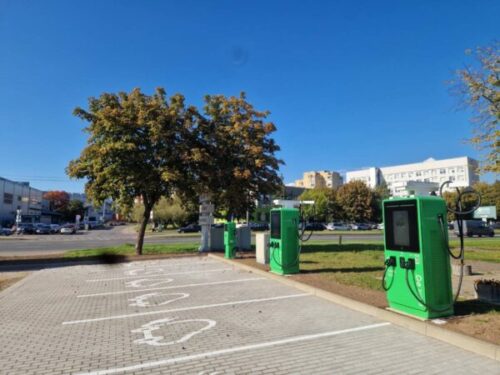 Kaune – naujos greito elektromobilių įkrovimo stotelės