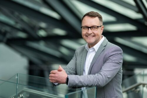 Vėlinių savaitgalį – daugiau kelionių ir pavojų keliuose: ką daryti susidūrus su laukiniu gyvūnu?