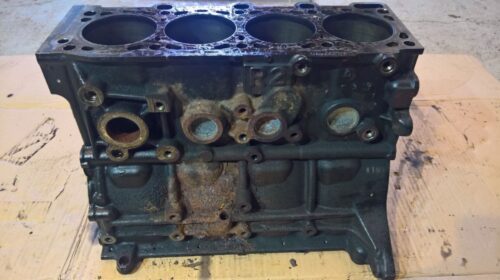 Mazda variklis dalimis. R2AA