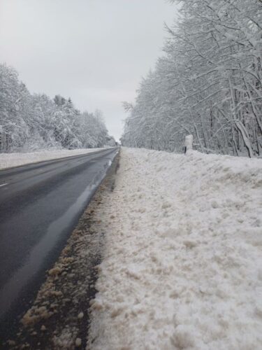 Daugiau nei 100 tūkstančių kilometrų:  kelininkai dirba paromis, eismo sąlygos išlieka sudėtingos