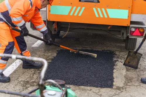 „Kelių priežiūra“: pernakt bus vykdomi intensyvūs išdaužų taisymo darbai