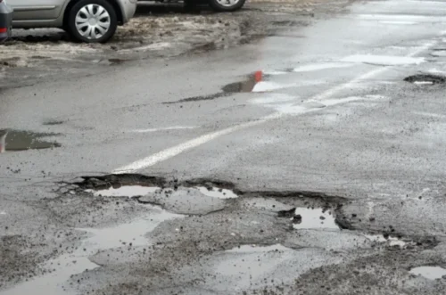 Pavasario spąstai keliuose: pavojus slypi ne tik duobėse