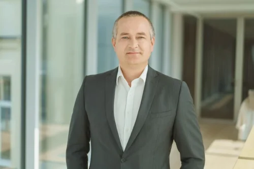 Vienas barkštelėjimas – tūkstantinė žala: pavasarį padaugėja automobilio stiklo įdaužų