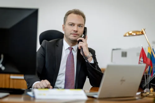 Ministras J. Taminskas telkia valstybes: ragina stabdyti sezoninio laiko keitimą