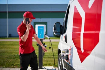 „DPD Lietuva“ keičia žaidimo taisykles: siuntų kiekis auga, tačiau tarša mažėja