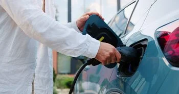 Ar išaugusios degalų kainos persodins vairuotojus prie hibridinių automobilių vairo?