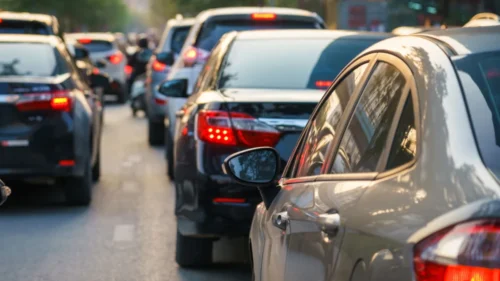 Vasaros realybė keliuose: daugiau remonto darbų, automobilių ir mažiau kantrybės