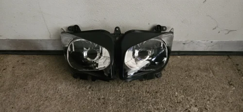 Parduodamas Yamaha FZ1 priekinis žibintas.